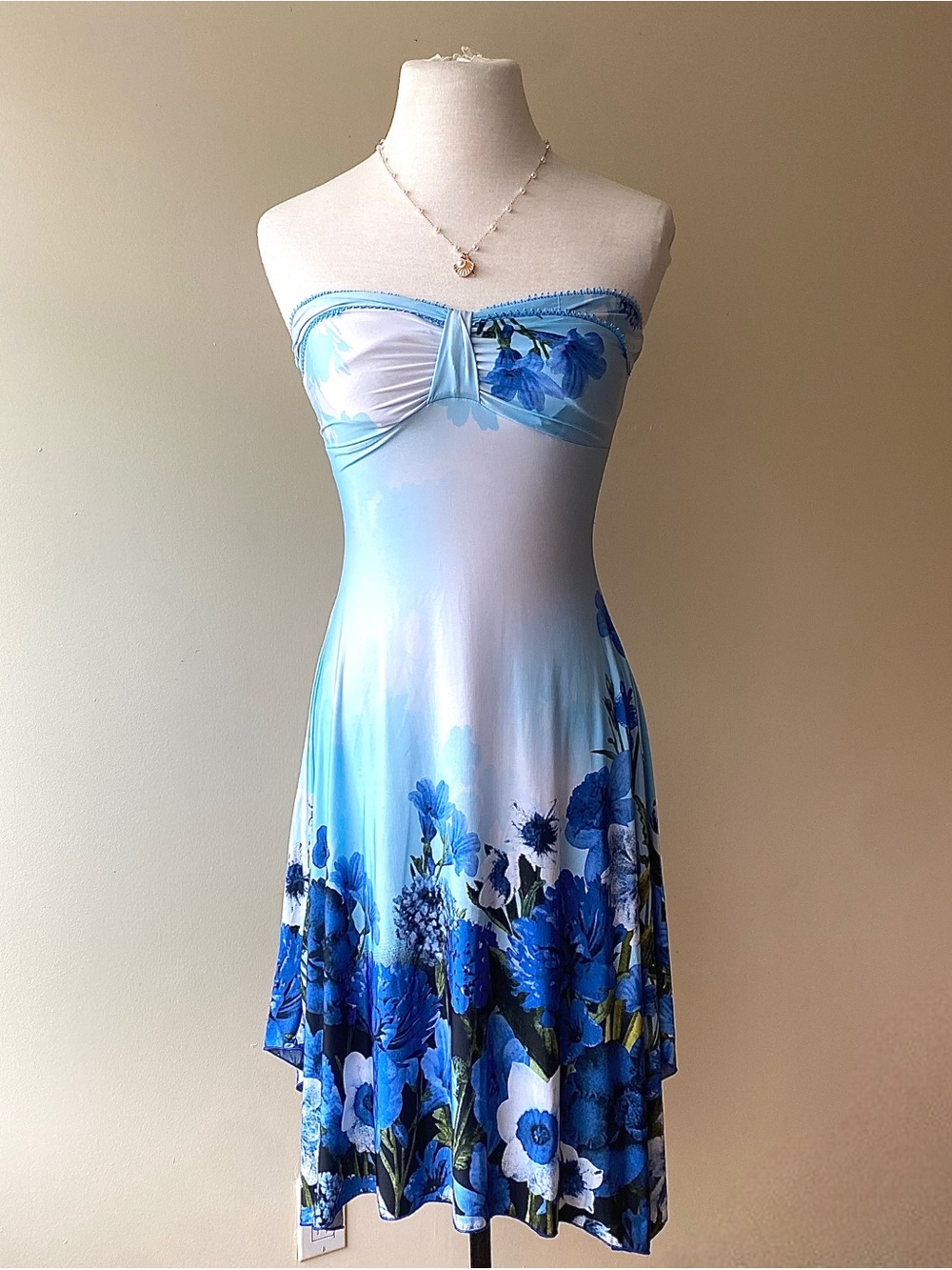 Vintage Style Women’s Blue Strapless with floral details